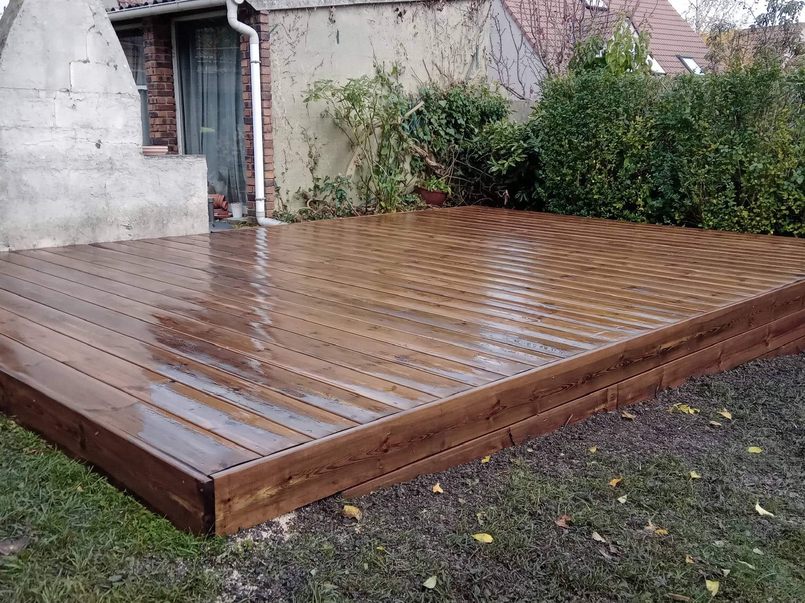 Terrasse en bois posée sur un terrain préparé par M. Gayet