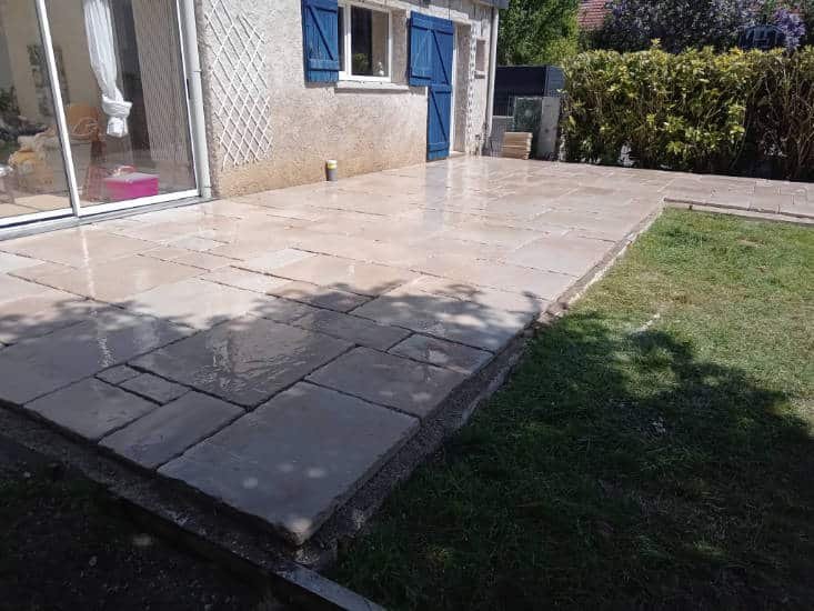 Terrasse en dalles réalisée après décaissement du terrain