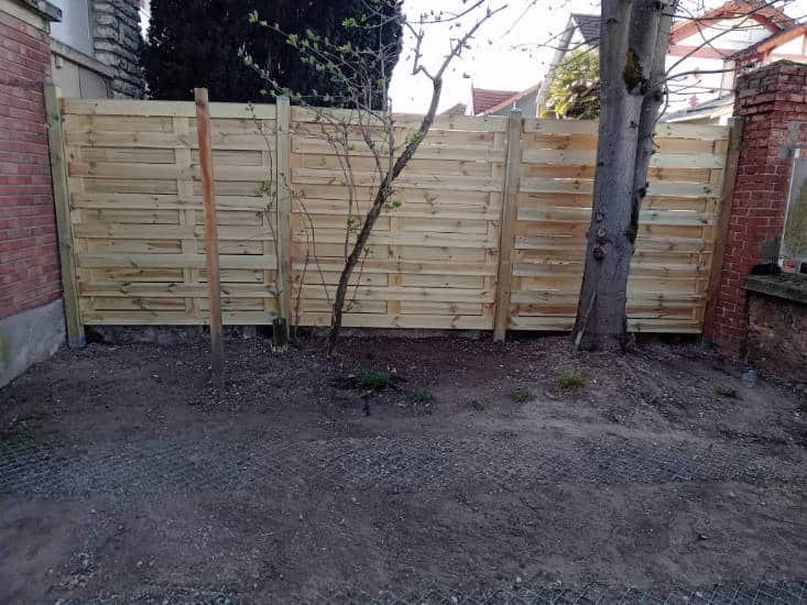 Clôture en bois posée en limite de propriété