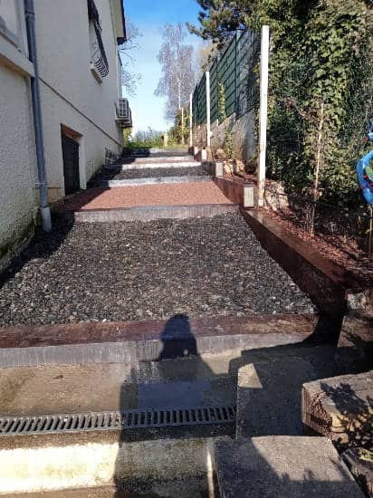 Allée drainante en gravier le long d’une maison