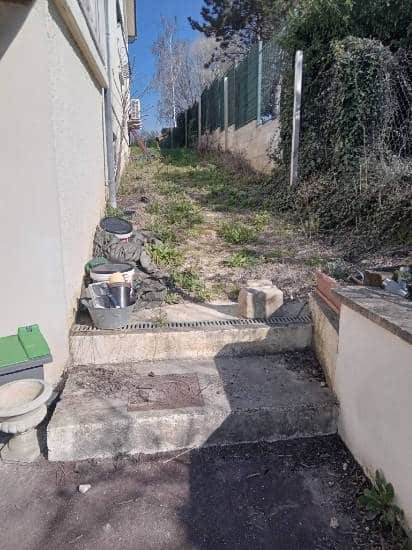 Passage latéral terrassé le long d’une maison