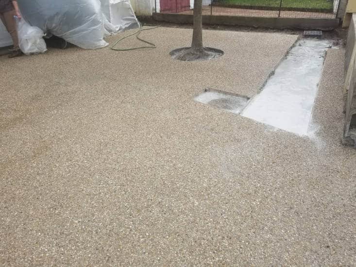 Allée en béton désactivé réalisée devant une maison