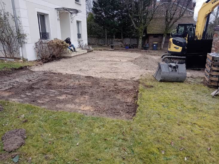 Mini-pelle de M. Gayet sur un terrain en cours de terrassement près de Rambouillet