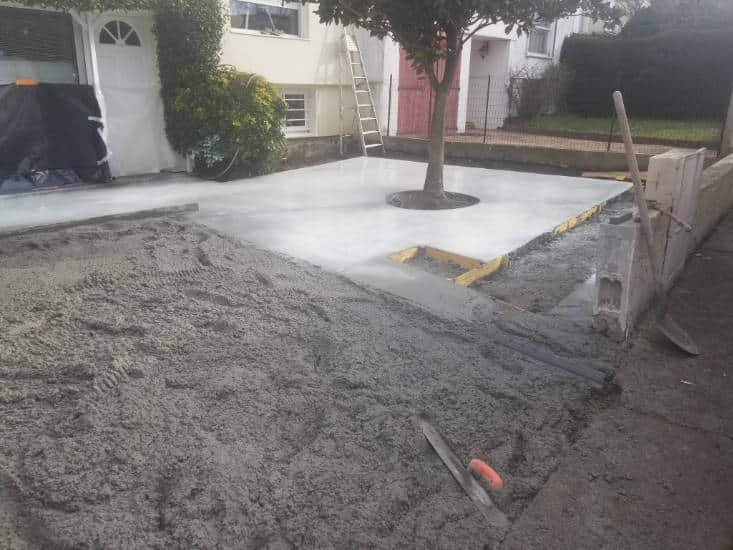 Dalle béton coulée dans une cour de maison