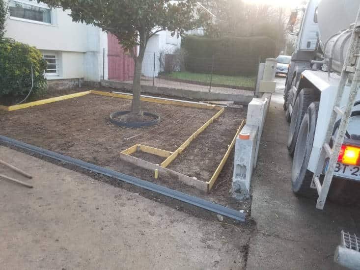 Coffrage d’une dalle béton sur un chantier de M. Gayet