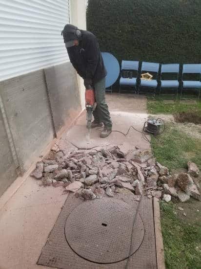 Travaux sur une terrasse à proximité d'une maison maçonnerie