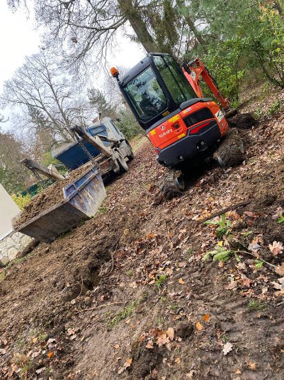 Viabilisation de terrain dans les Yvelines (78) vue sur une pelleteuse entrain de creuser une tranchée