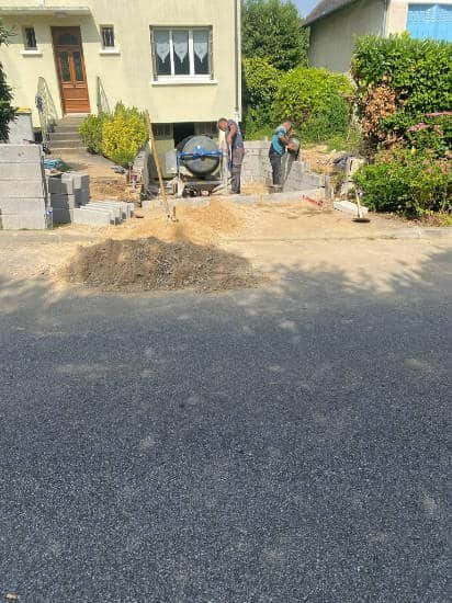 Terrassement au pied d’une maison