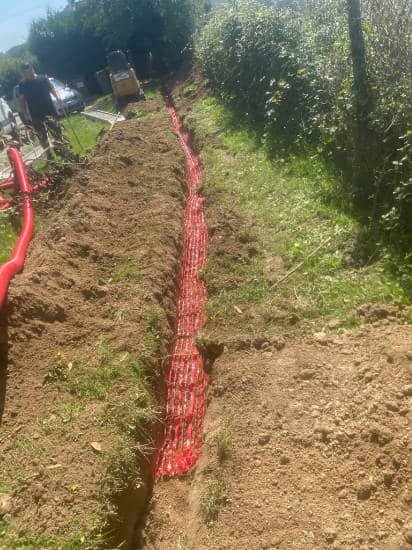 Installation d'une gaine dans une tranchée avec M GAYET gros plan Assainissement de terrain 78