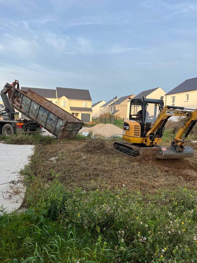 Location de pelleteuse avec chauffeur gros plan sur pelleteuse entrain de maneouvrer avec son chauffeur à bord