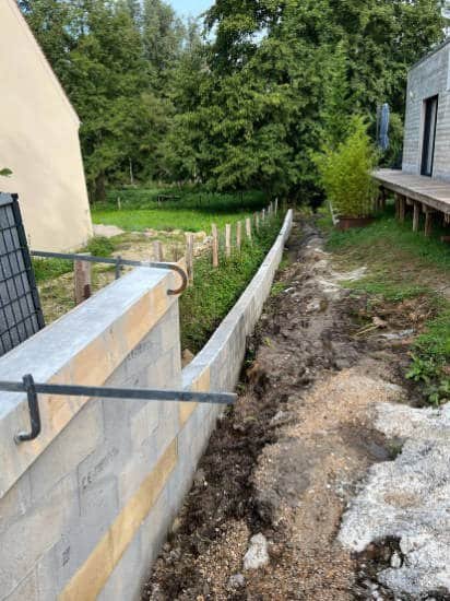 Tranchée d’assainissement le long d’une maison