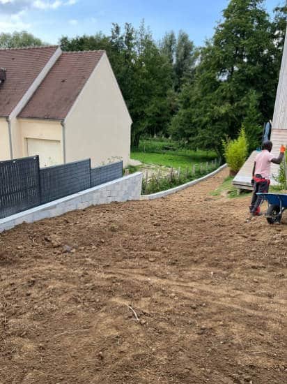 décaissement de terrainn : vue sur une cloture installée