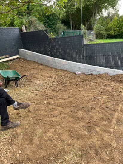Terrain nivelé par M. Gayet avant l’aménagement d’un jardin